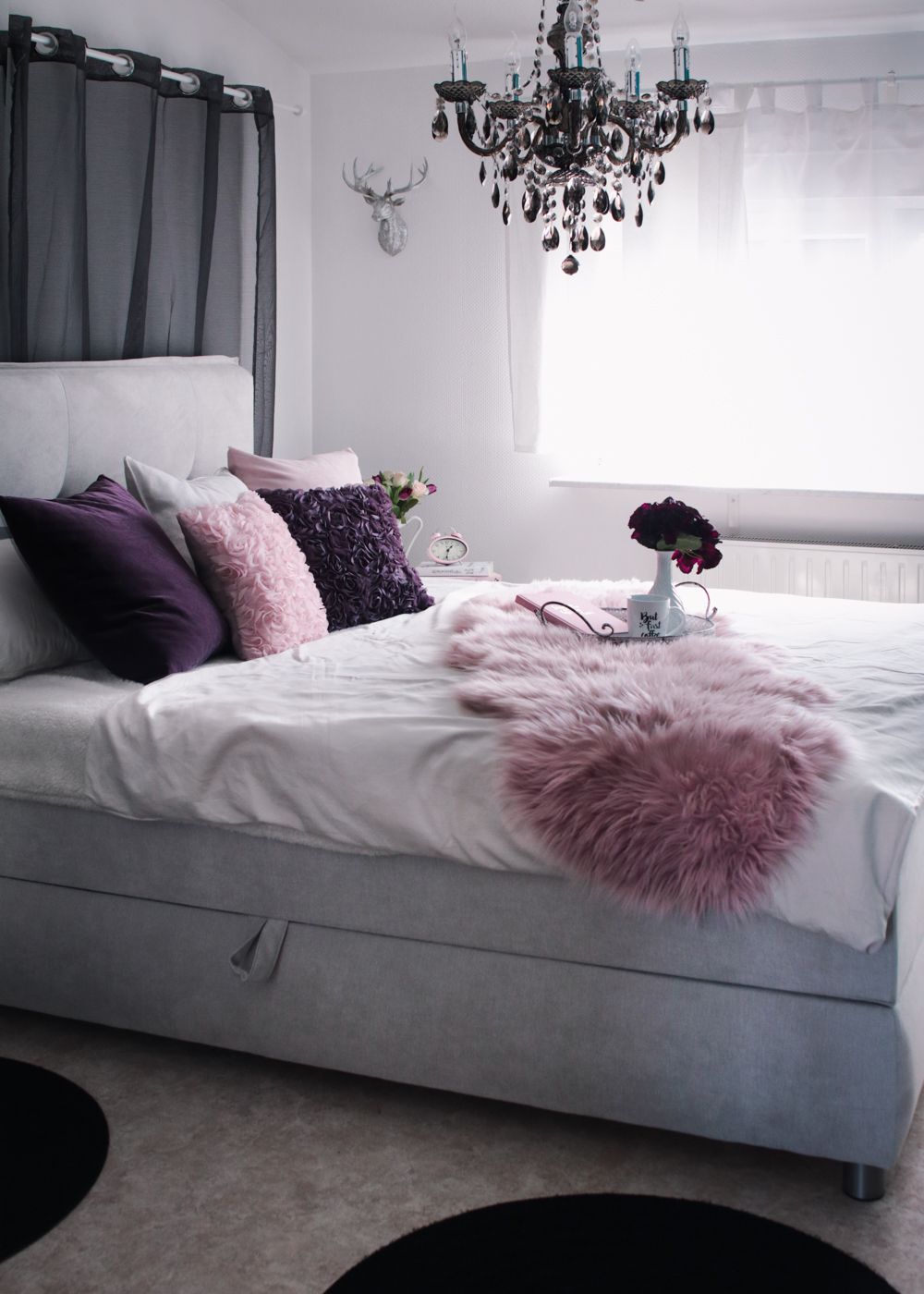 Schlafzimmer Interior Einrichtung grau rosa lila Boxspringbett