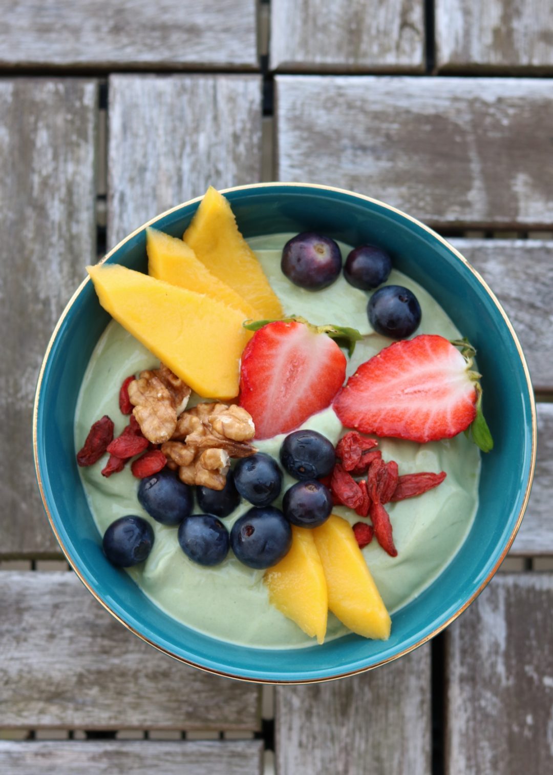 Gesundes Frühstück Matchajoghurt mit frischem Obst und Nüssen (3 ...
